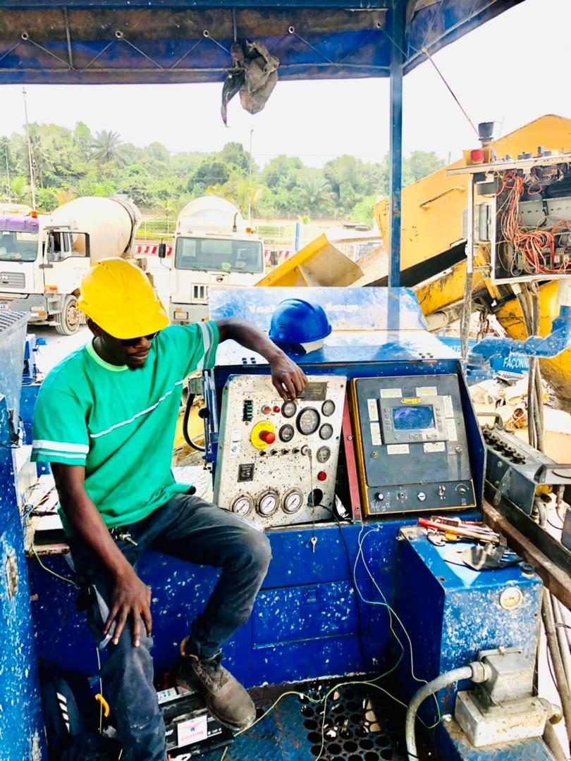 Maintenance électrique d'un engin de chantier