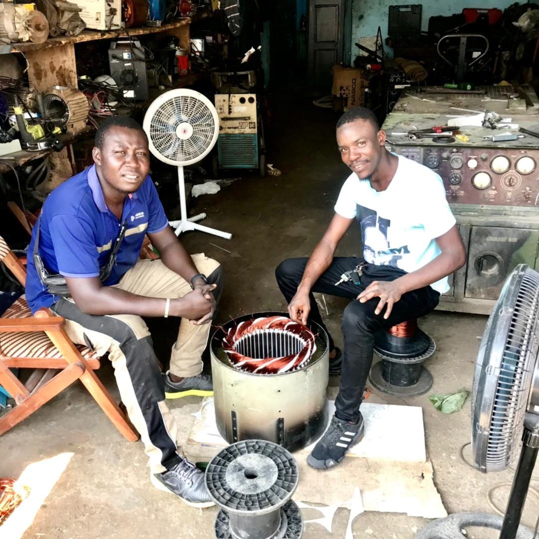 Techniciens ITI rebobinant un moteur asynchrone en atelier
