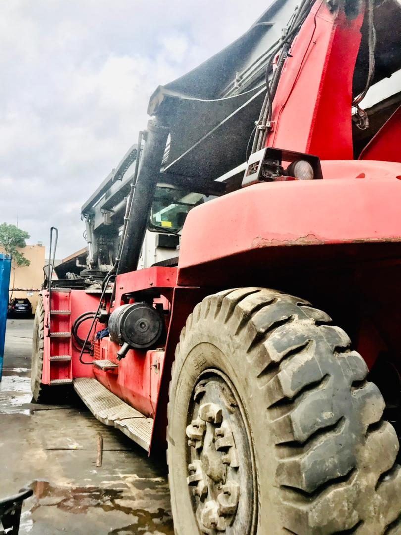 Remise en état d'un chariot élévateur au port d'Abidjan